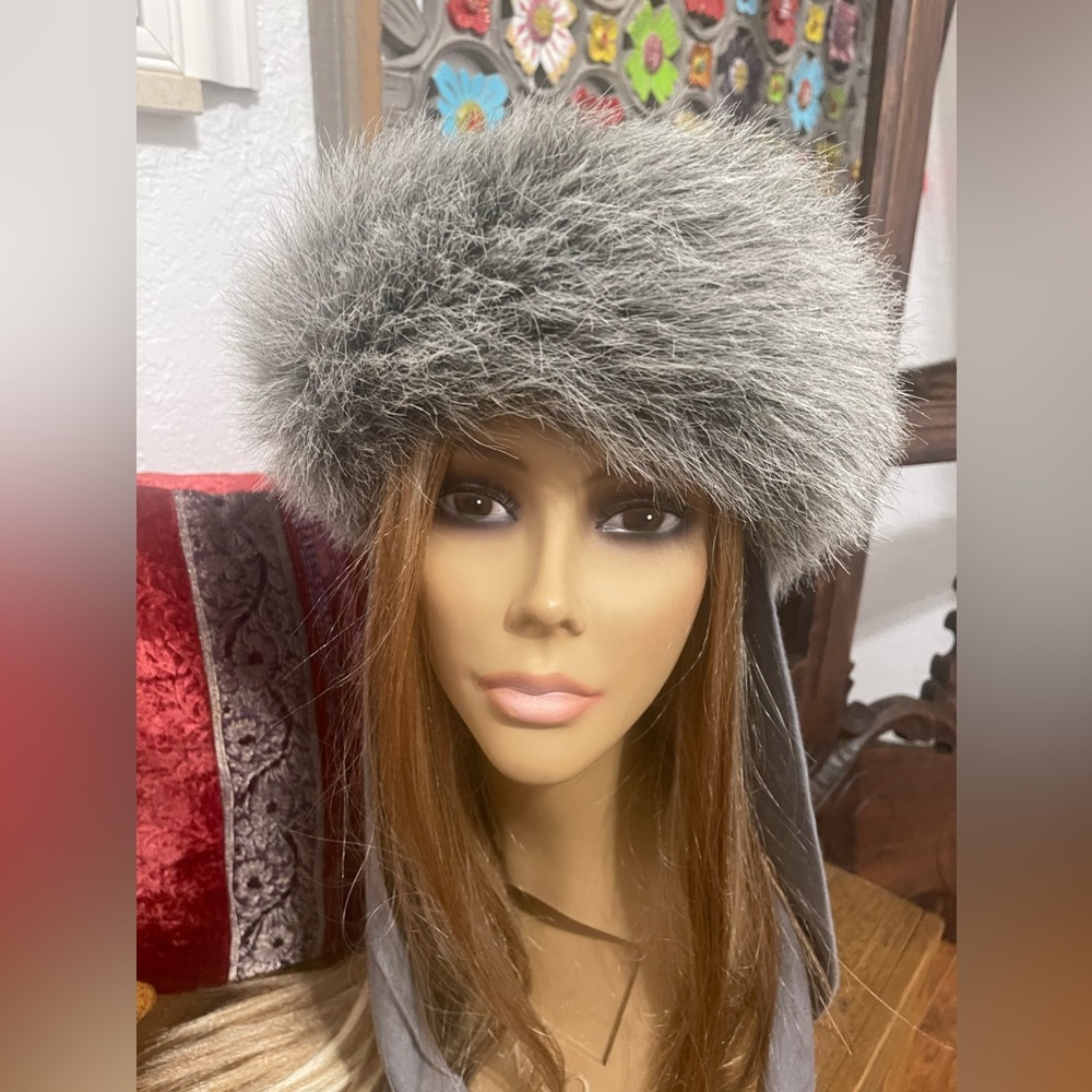 Women's Silver Fox
Roller Hat brand new missing tag